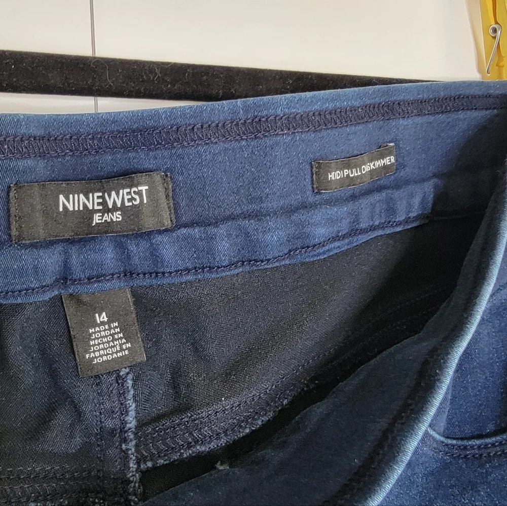 Nine West Pull-On Denim Bermuda Shorts Size 14 Dark Wash Stretch - Picture 4 of 9